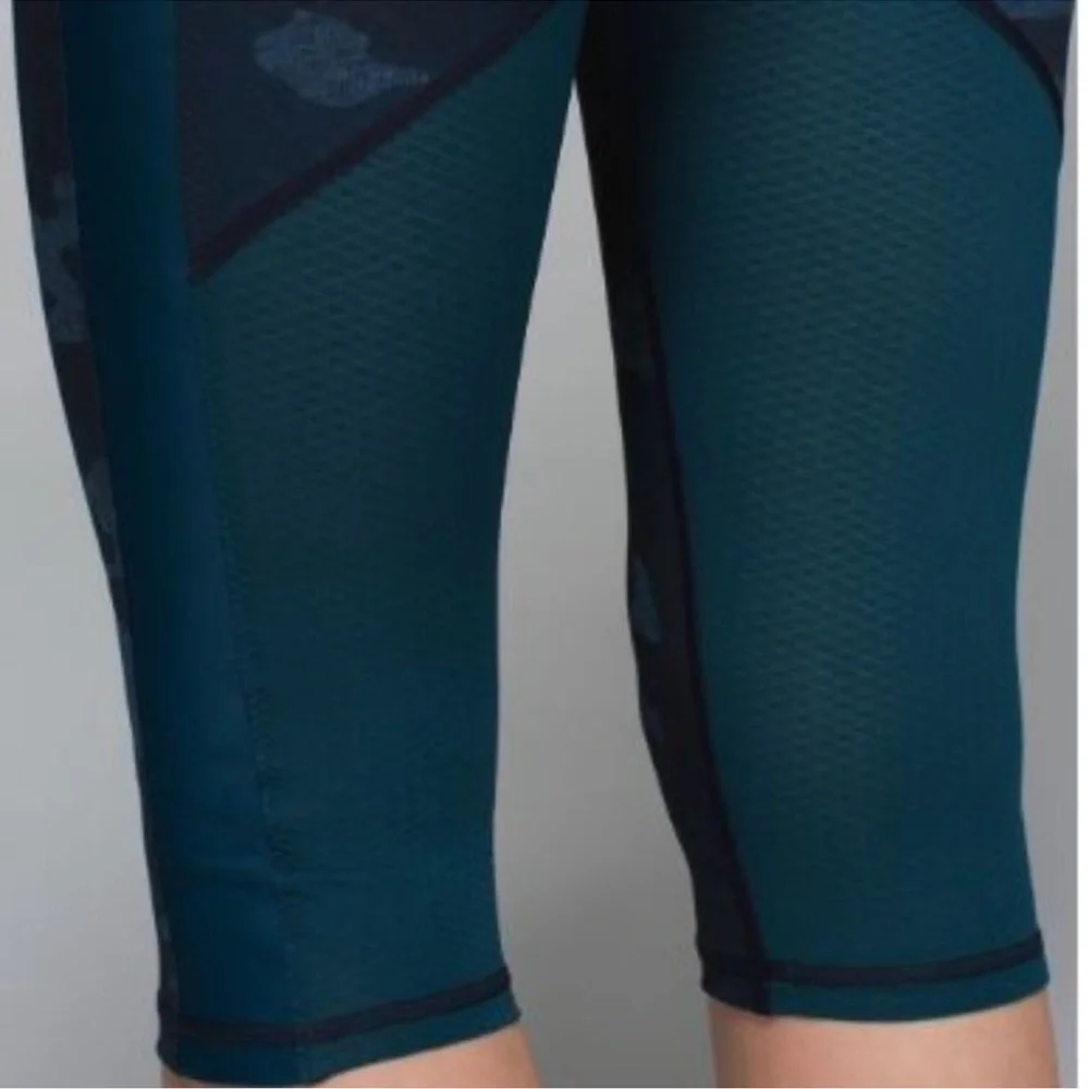 Lululemon Camo Leggings - Clip-in Crop - Alberta Lake Navy Blue - sz 4
